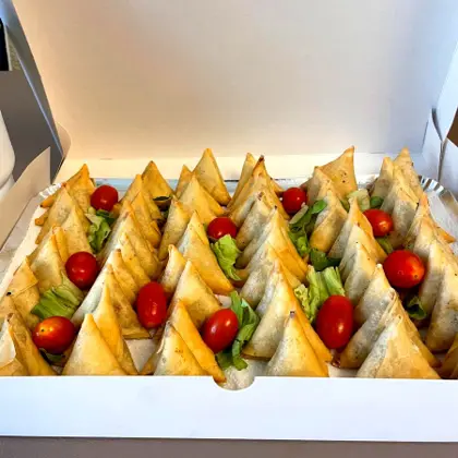 Samoussas artisanaux pliés main