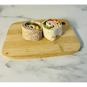 Wraps au blé et blanc de poulet, crudités