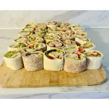 Wrap au blé complet, saumon & crudités